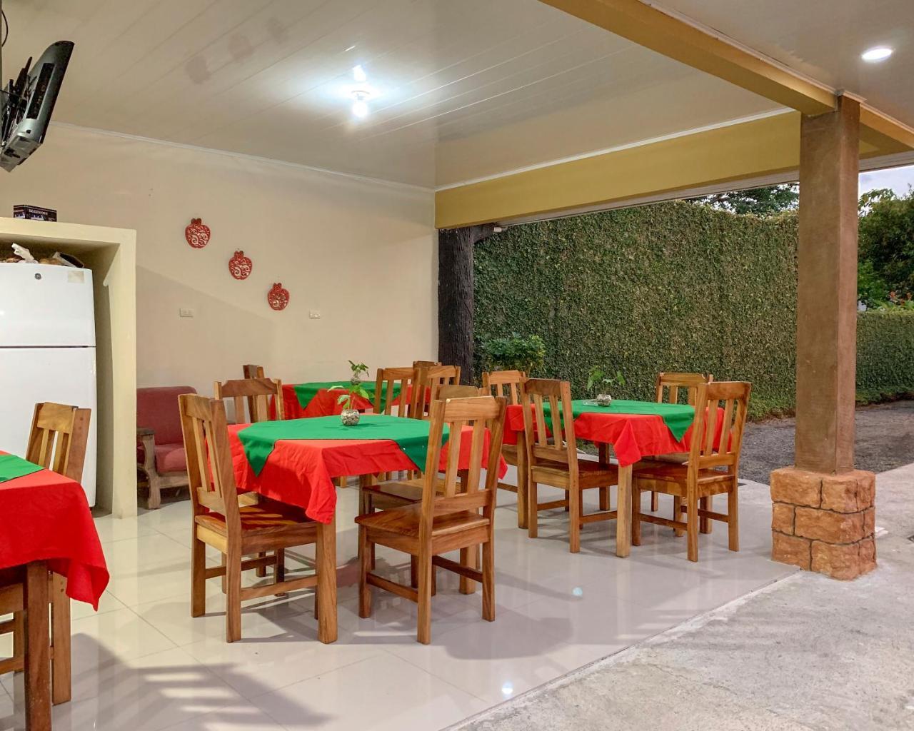 La Fortuna Backpackers Resort Extérieur photo